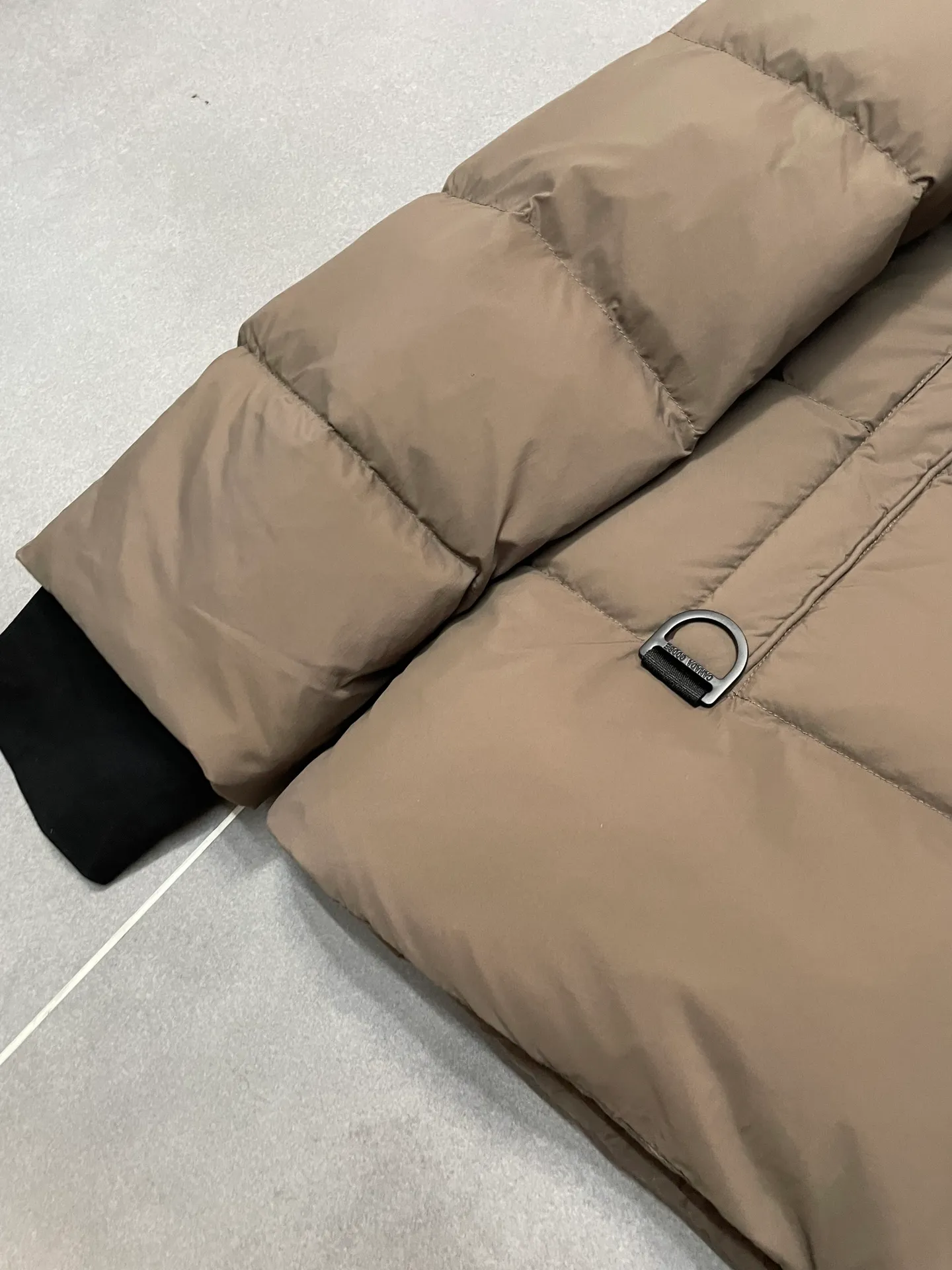 P860 Ouyang Nana second generation Canad goose black label down jacket is a must-have goose black label down jacket in the outerwear industry! The latest designer styles! The goose down jacket has always been a popular element of fashion and is loved by experts from all walks of life! Fashionable hooded cut, high-end customer-supplied fine goose down, high resilience, smooth zipper, strong and firm. Pockets on both sides can store small items, free your hands, and you can go out without worries. It can also meet the need of putting your hands in your pockets👏👏Produced by Big Goose, it can be used as a group uniform by many celebrities. This down jacket uses a double-layer anti-down lining design, which has strong windproof performance and will be very warm in winter! New standard 90% goose down filling, high fluffiness, windproof hooded design. When walking outdoors, pull the collar to the highest position, put your hands in the pockets and it will be very warm. It can be easily controlled by all body types! The interior is equipped with an elastic snow skirt design for better wrapping. The simple and neat style design highlights the masculine temperament. The impeccable style is classic and never goes out of style. It is warm and practical, and it is versatile! You can enter with your eyes closed!    Size: XS-XXL